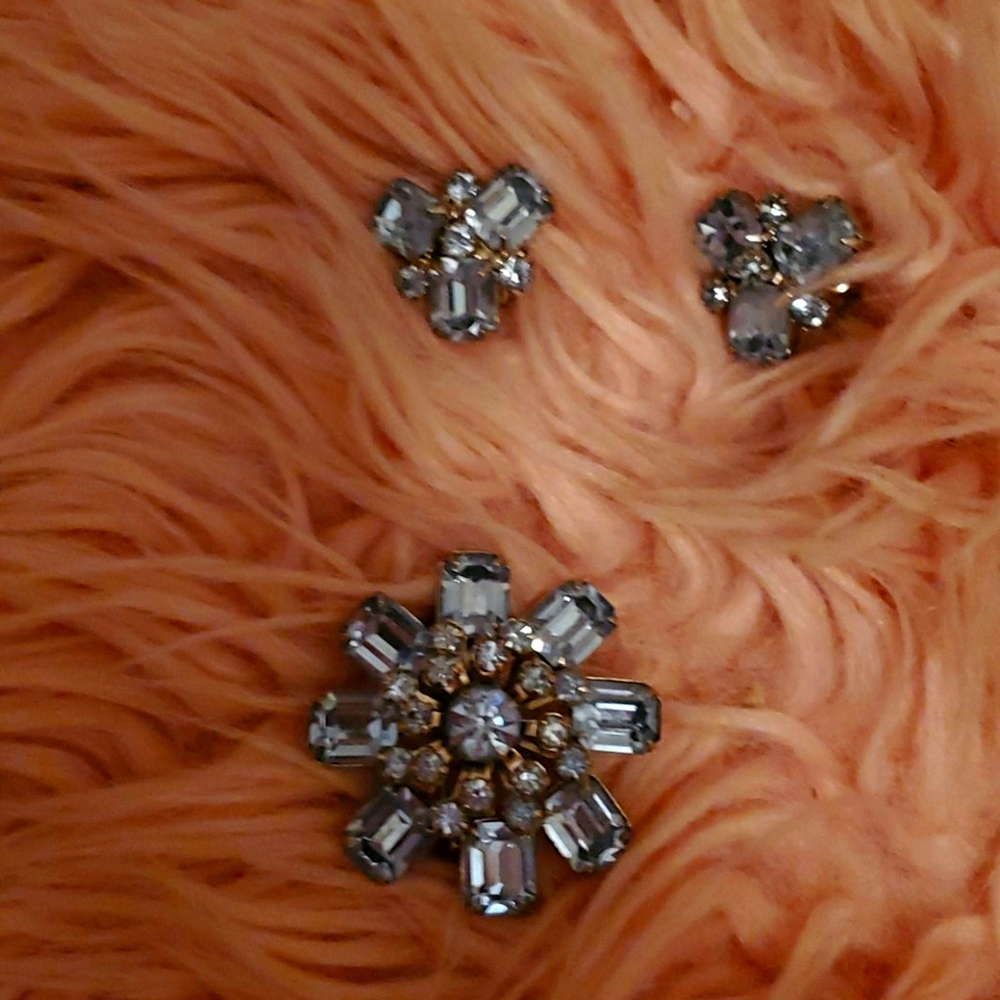 Vintage Weiss jewelry brooch and clip on earrings